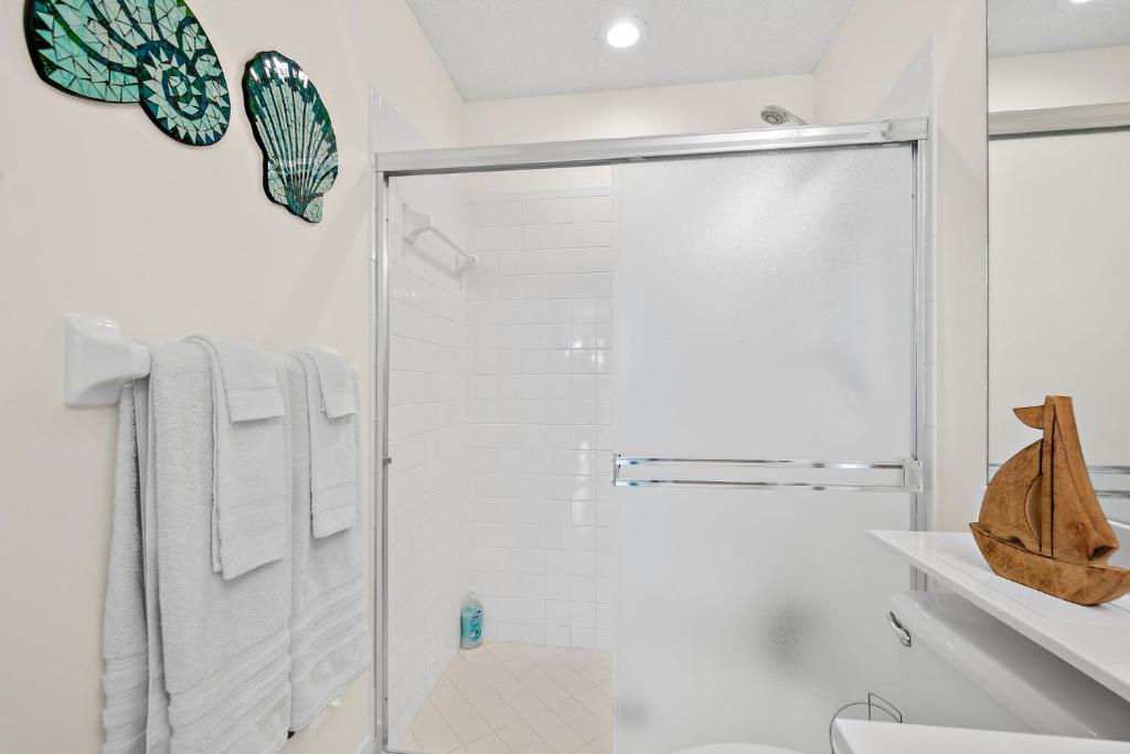 Koupelna v ubytování Oceanview Haven - 2BR Beach Townhome with Patio, Shared Heated Pool Steps from Paradise Beach Park!