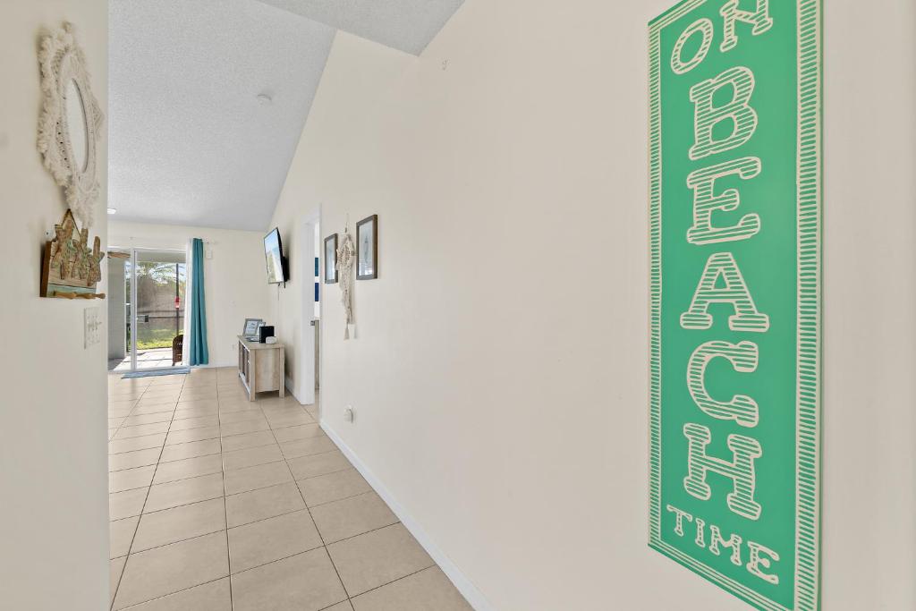 Fotografie z fotogalerie ubytování Oceanview Haven - 2BR Beach Townhome with Patio, Shared Heated Pool Steps from Paradise Beach Park! v destinaci Melbourne