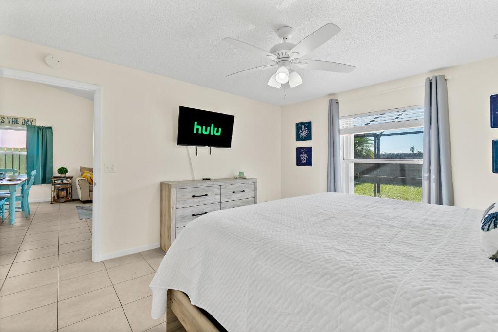 Postel nebo postele na pokoji v ubytování Oceanview Haven - 2BR Beach Townhome with Patio, Shared Heated Pool Steps from Paradise Beach Park!