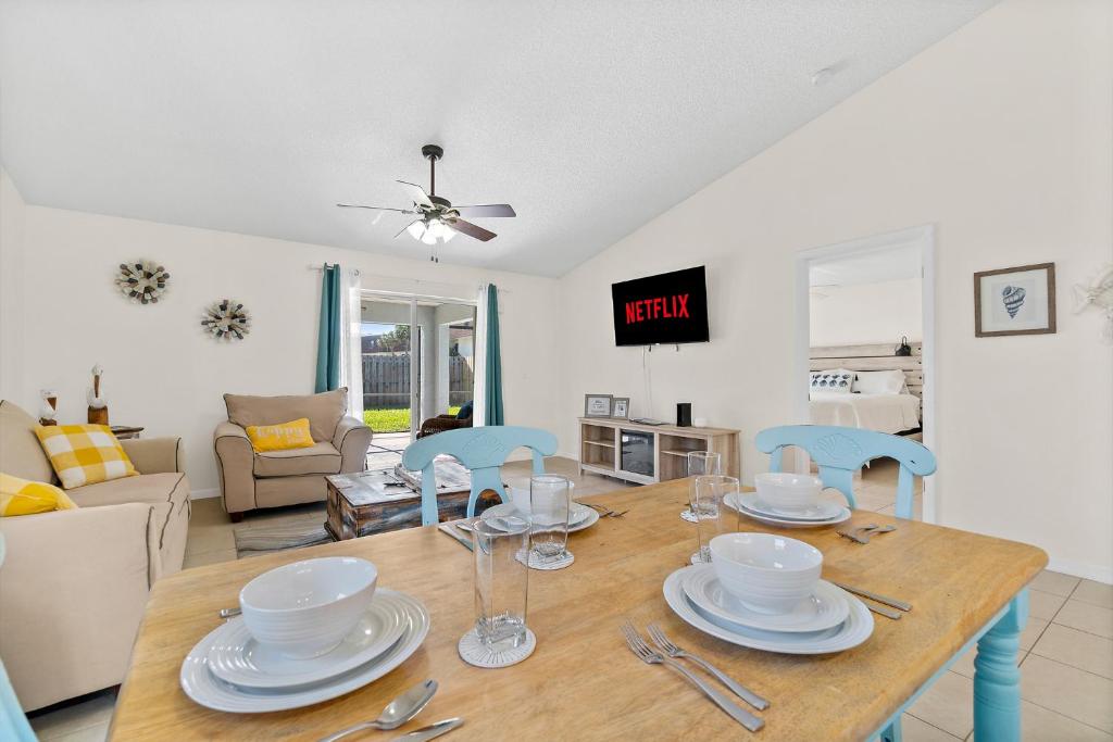 Posezení v ubytování Oceanview Haven - 2BR Beach Townhome with Patio, Shared Heated Pool Steps from Paradise Beach Park!