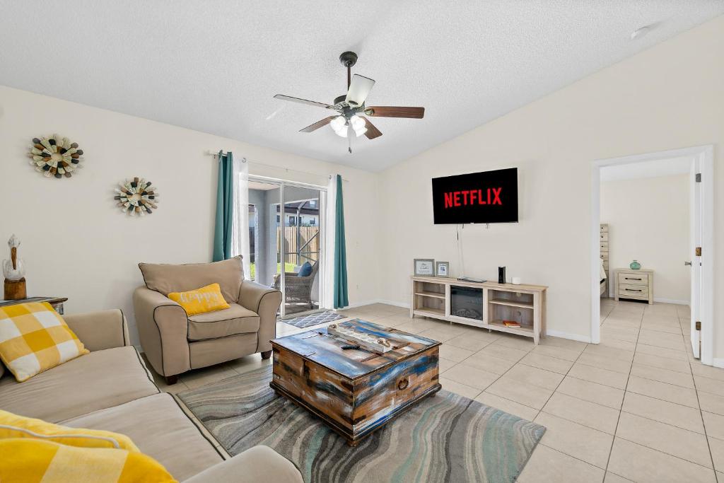 Posezení v ubytování Oceanview Haven - 2BR Beach Townhome with Patio, Shared Heated Pool Steps from Paradise Beach Park!