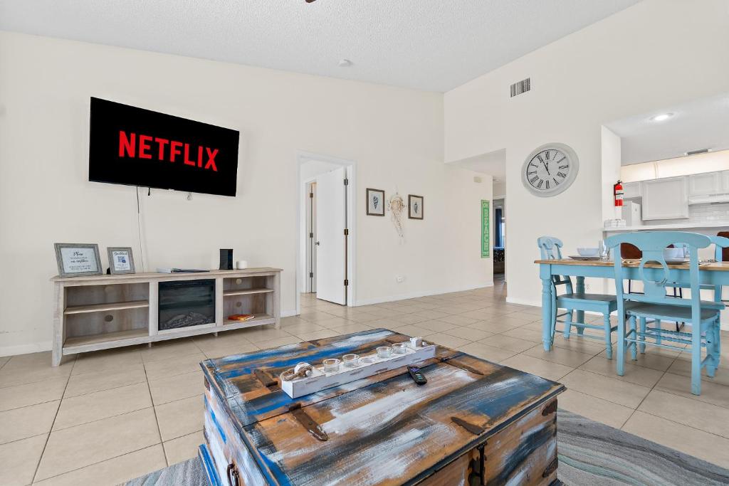 TV a/nebo společenská místnost v ubytování Oceanview Haven - 2BR Beach Townhome with Patio, Shared Heated Pool Steps from Paradise Beach Park!