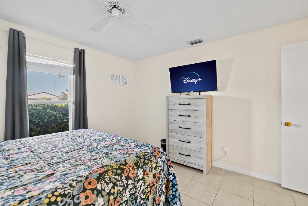 Postel nebo postele na pokoji v ubytování Oceanview Haven - 2BR Beach Townhome with Patio, Shared Heated Pool Steps from Paradise Beach Park!