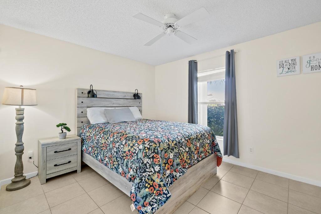 Postel nebo postele na pokoji v ubytování Oceanview Haven - 2BR Beach Townhome with Patio, Shared Heated Pool Steps from Paradise Beach Park!