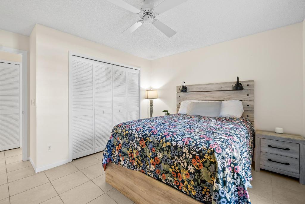 Postel nebo postele na pokoji v ubytování Oceanview Haven - 2BR Beach Townhome with Patio, Shared Heated Pool Steps from Paradise Beach Park!