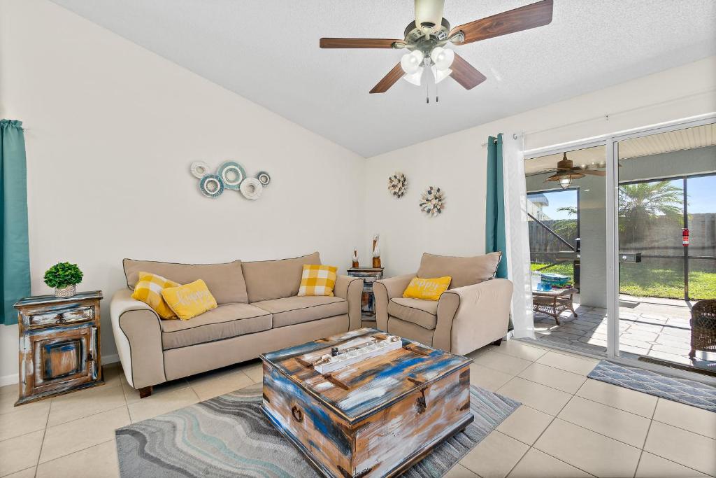 Posezení v ubytování Oceanview Haven - 2BR Beach Townhome with Patio, Shared Heated Pool Steps from Paradise Beach Park!