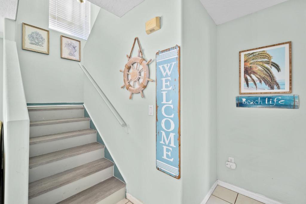 Fotografie z fotogalerie ubytování Surfside Paradise Retreat - 3BR and 2BA Duplex, Grill, DOG FRIENDLY - Close to the Beach! v destinaci Melbourne