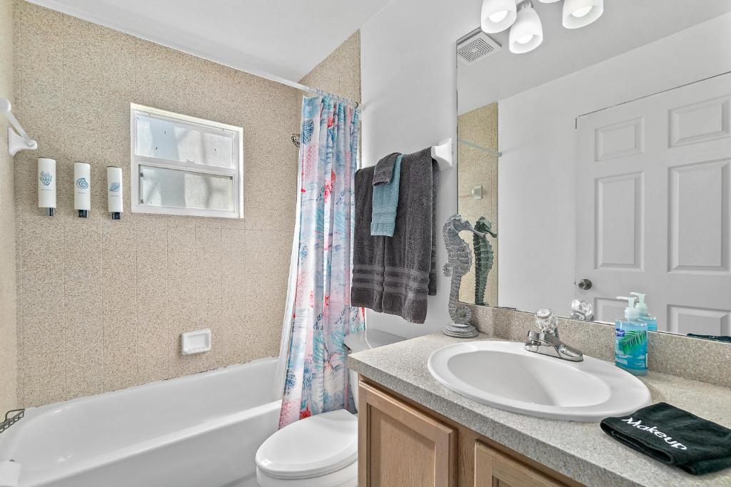 Koupelna v ubytování Surfside Paradise Retreat - 3BR and 2BA Duplex, Grill, DOG FRIENDLY - Close to the Beach!