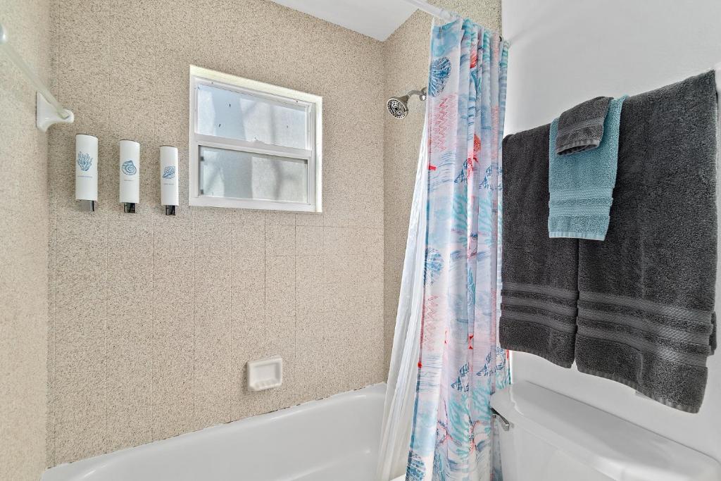 Koupelna v ubytování Surfside Paradise Retreat - 3BR and 2BA Duplex, Grill, DOG FRIENDLY - Close to the Beach!