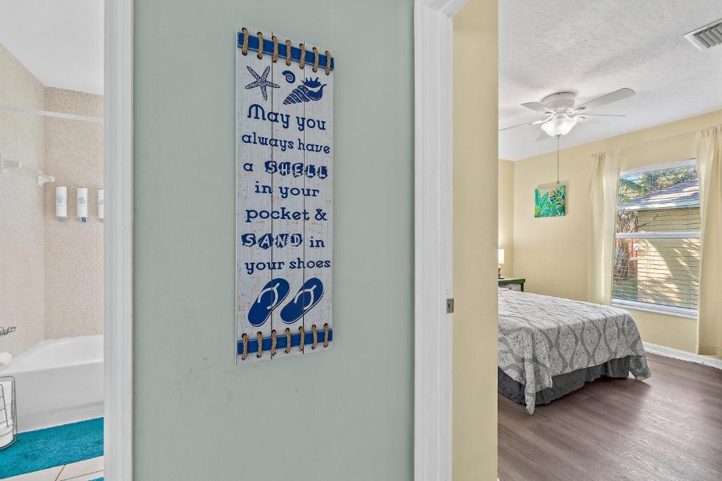Postel nebo postele na pokoji v ubytování Surfside Paradise Retreat - 3BR and 2BA Duplex, Grill, DOG FRIENDLY - Close to the Beach!