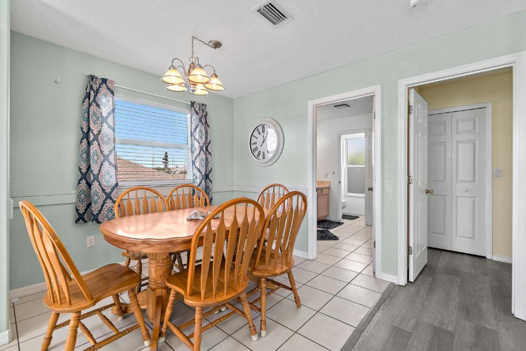Posezení v ubytování Surfside Paradise Retreat - 3BR and 2BA Duplex, Grill, DOG FRIENDLY - Close to the Beach!
