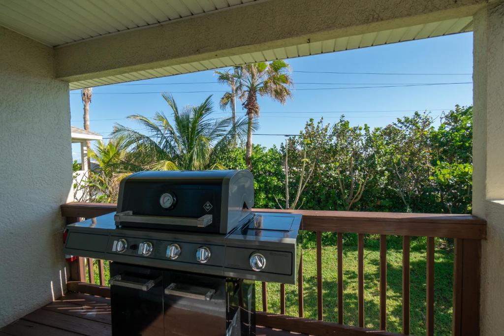 Balkón nebo terasa v ubytování Surfside Paradise Retreat - 3BR and 2BA Duplex, Grill, DOG FRIENDLY - Close to the Beach!