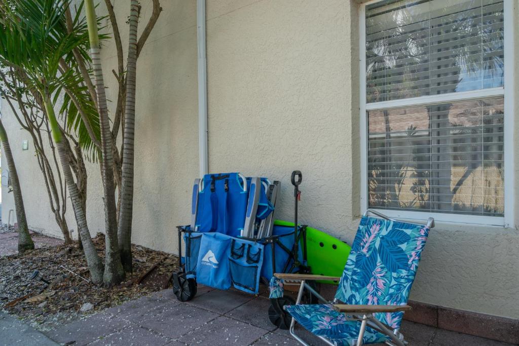 Zahrada ubytování Surfside Paradise Retreat - 3BR and 2BA Duplex, Grill, DOG FRIENDLY - Close to the Beach!