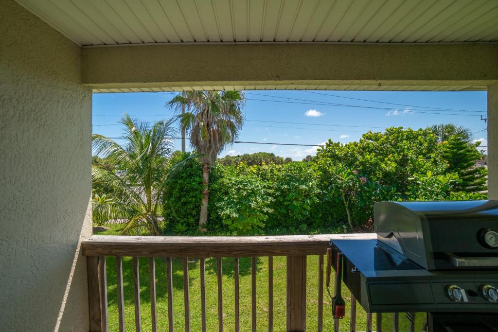 Balkón nebo terasa v ubytování Surfside Paradise Retreat - 3BR and 2BA Duplex, Grill, DOG FRIENDLY - Close to the Beach!