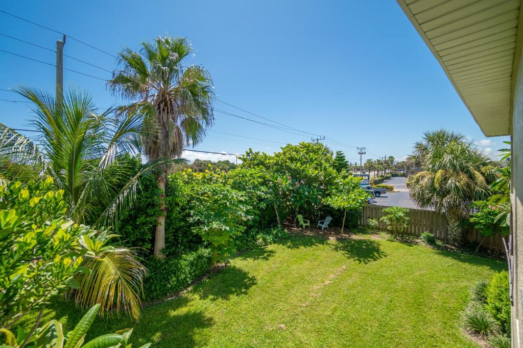 Zahrada ubytování Surfside Paradise Retreat - 3BR and 2BA Duplex, Grill, DOG FRIENDLY - Close to the Beach!
