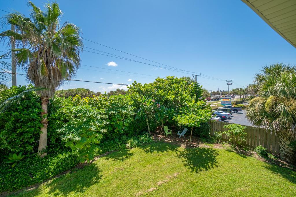 Zahrada ubytování Surfside Paradise Retreat - 3BR and 2BA Duplex, Grill, DOG FRIENDLY - Close to the Beach!
