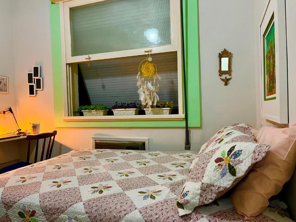 Dormitorio con ventana y cama con edredón en Apartamento Top em Copacabana- Rio de Janeiro., en Río de Janeiro