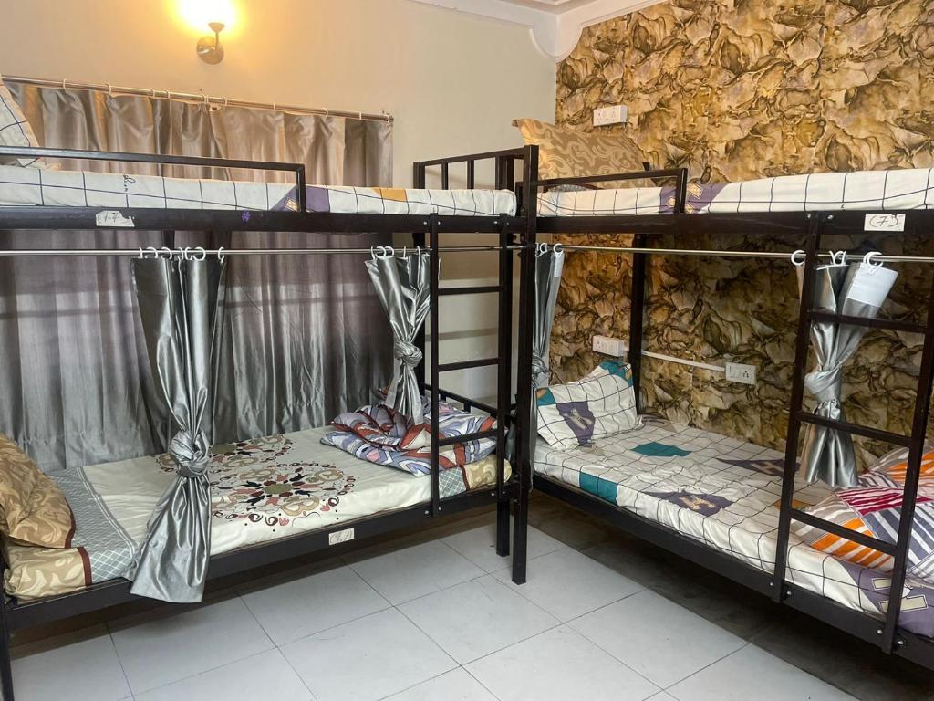 Cozy Shelter By Saira - 6-Bed Female Dormitory Room
