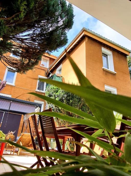 un bâtiment avec une chaise devant une usine dans l'établissement Hôte Stéphanois Studio & parking, à Saint-Étienne