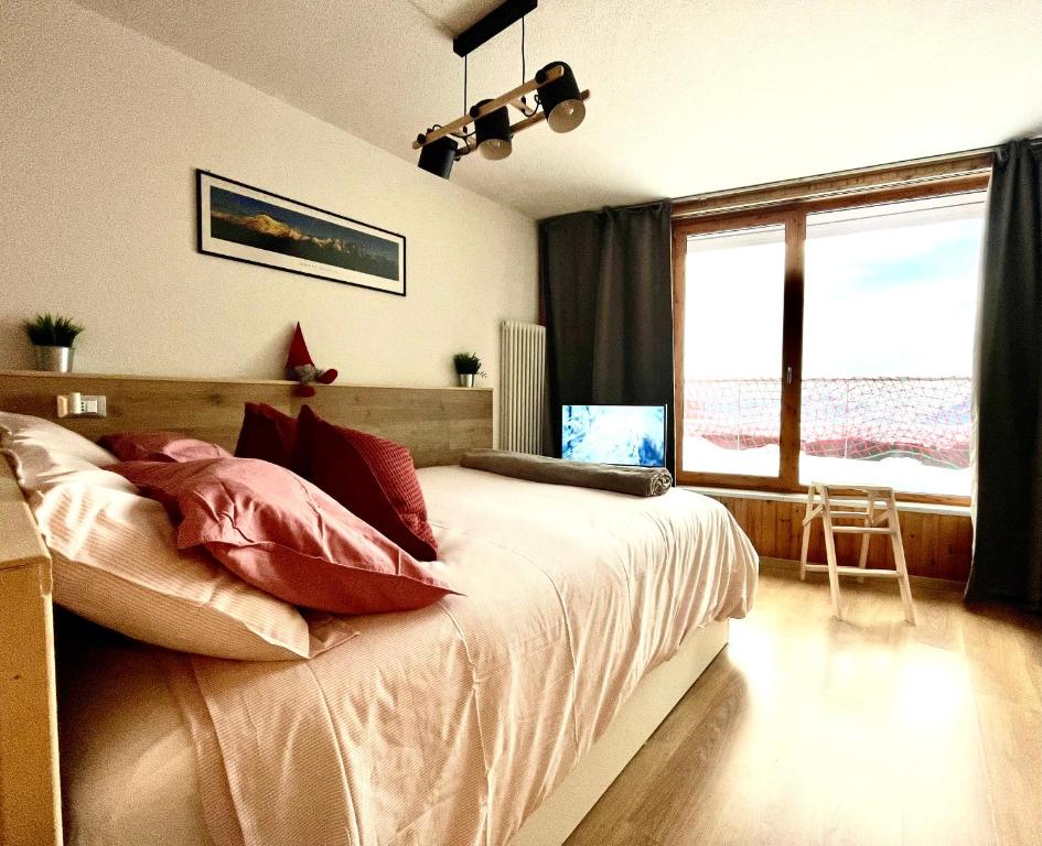 a bedroom with a bed and a large window at Pila 29 in Pila