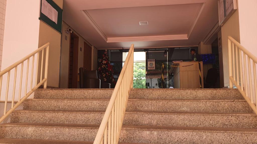 un conjunto de escaleras en una casa con tabla de surf en Ed. Boulevar Antares II, en Brasilia