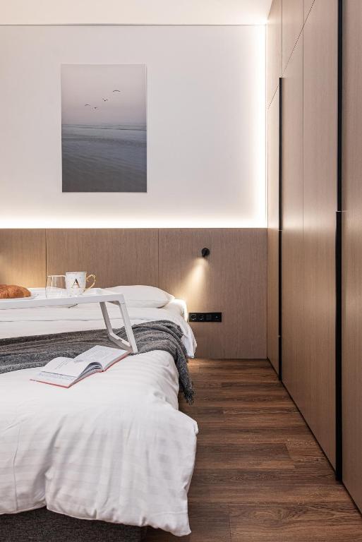 Łóżko lub łóżka w pokoju w obiekcie cohost I New Bastėja Life Apartments w-Garage Prkg & Self Check-in