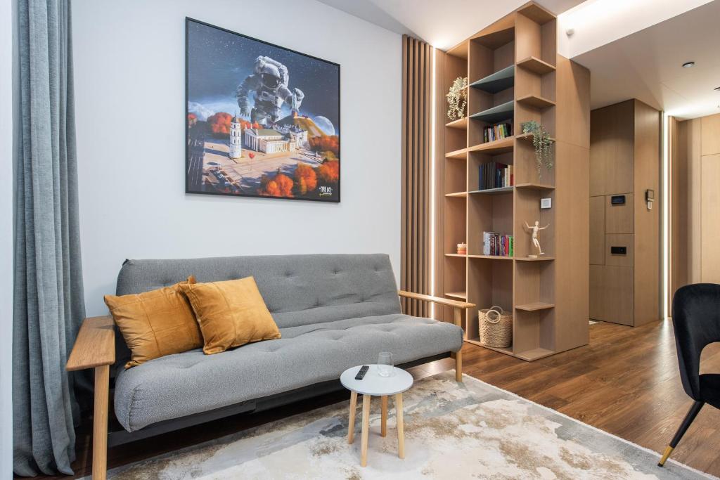 salon z kanapą i półką na książki w obiekcie cohost I New Bastėja Life Apartments w-Garage Prkg & Self Check-in w Wilnie