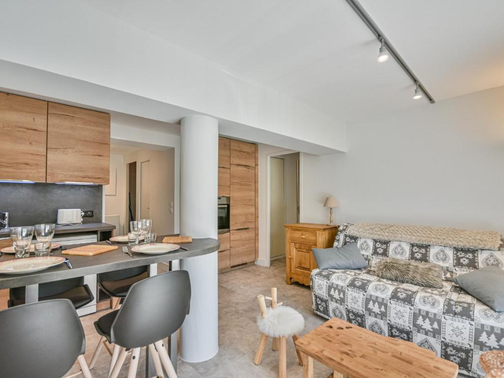 un salon avec un canapé et une table dans l'établissement Appartement cosy aux pieds des pistes avec piscine et tennis, 4 pers, Les Gets - FR-1-685-52, aux Gets