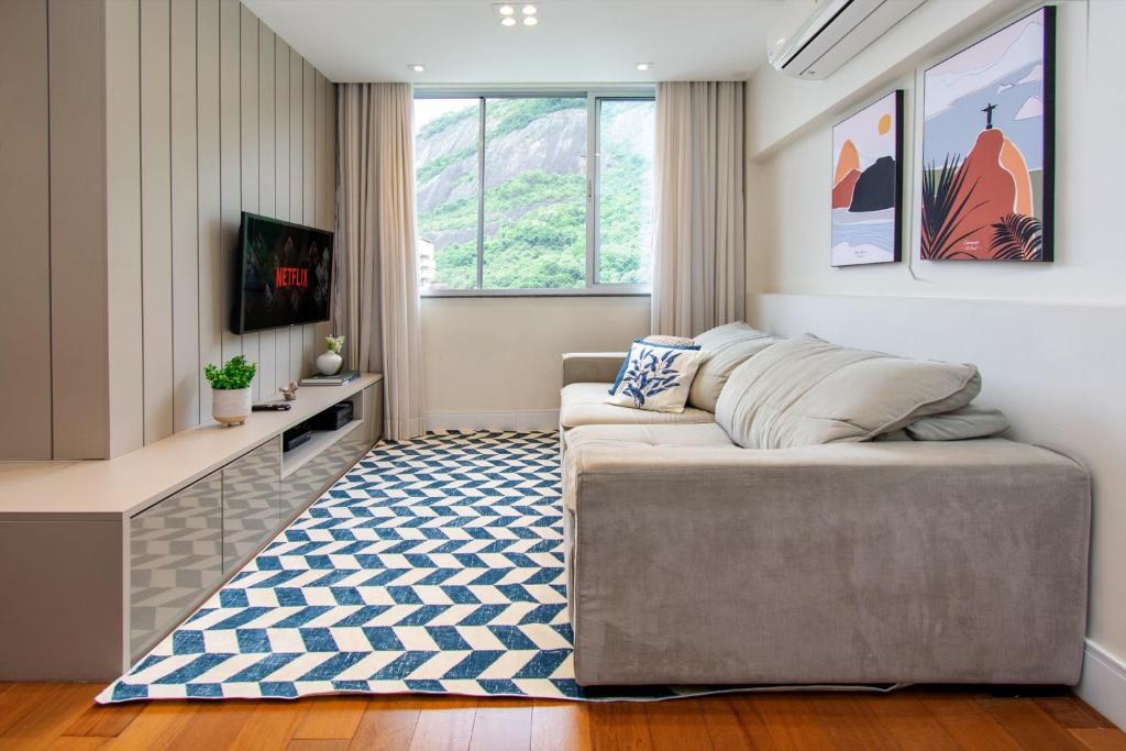 sala de estar con sofá y alfombra en Urca Design - Luxo, Garagem, Piscina, en Río de Janeiro
