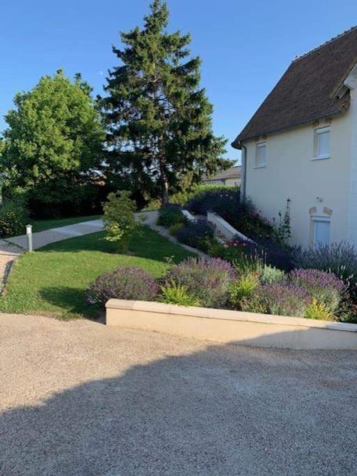Vonkajšia záhrada v ubytovaní Piscine chauffée-Beauval et Châteaux-