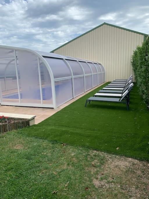 Vonkajšia záhrada v ubytovaní Piscine chauffée-Beauval et Châteaux-