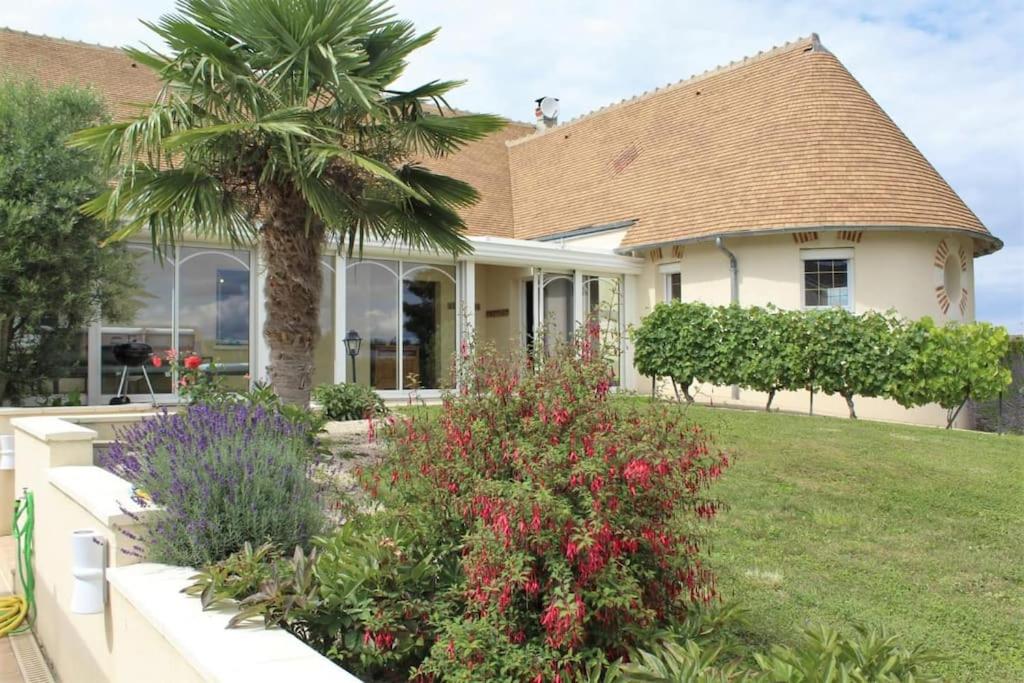 Vonkajšia záhrada v ubytovaní Piscine chauffée-Beauval et Châteaux-