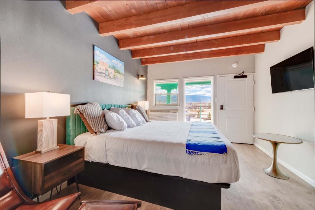 Cama ou camas em um quarto em Taos Motor Lodge