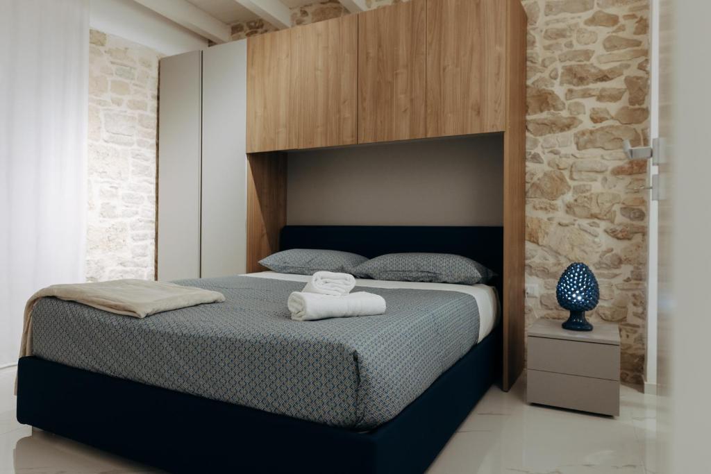科拉托的住宿－Amiura B&B，一间卧室配有一张床,上面有两条毛巾