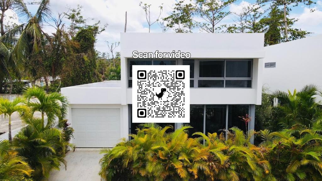 ein weißes Haus mit einem Schild auf der Vorderseite in der Unterkunft 3 Bedroom Pool Villa 50M To The Beach in Las Terrenas