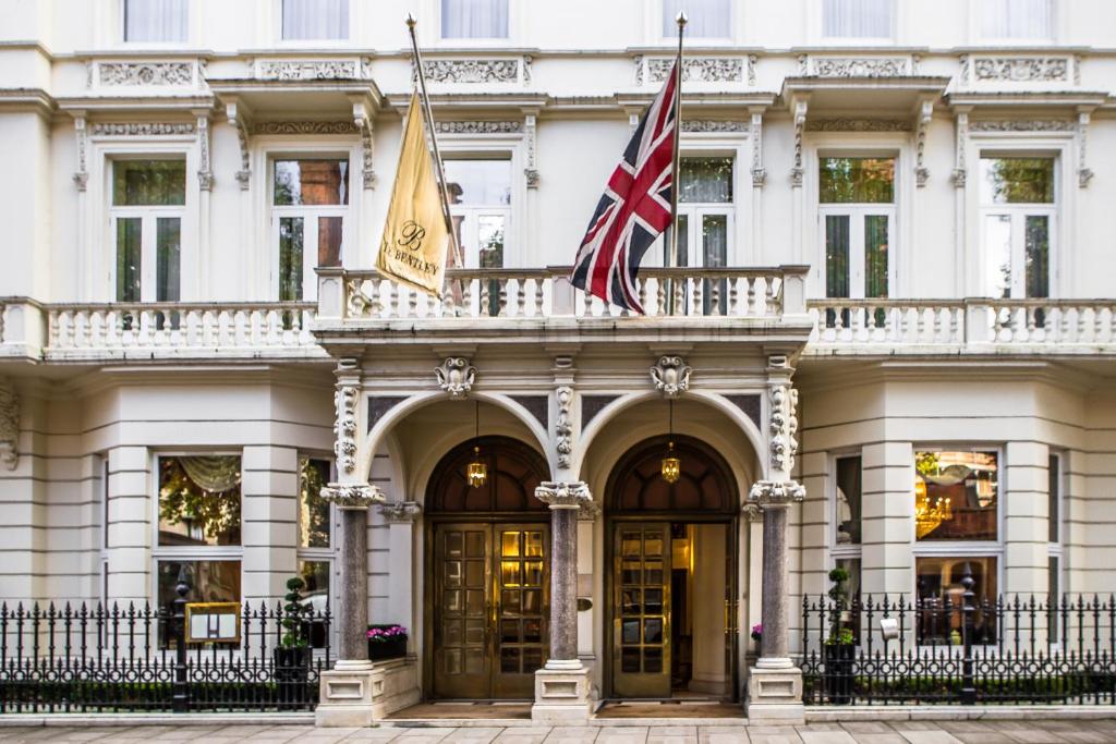 um edifício com duas bandeiras em cima em Bentley London em Londres