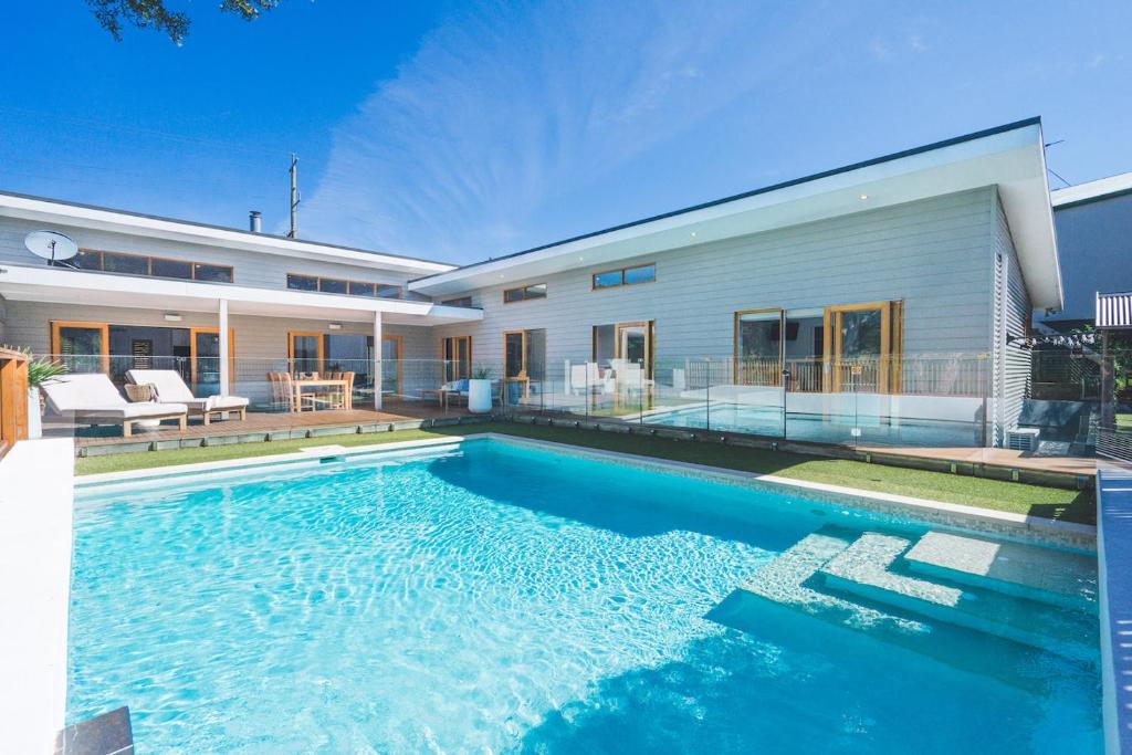 Swimmingpoolen hos eller tæt på The Salt House