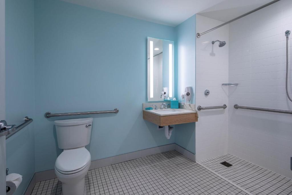 Universal's Endless Summer Resort - Surfside Inn and Suites - Suite De Deux Chambres Avec Mobilité De Douche Enroulée Accessible (comprend L'admission Précoce Du Parc)