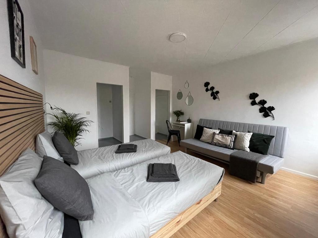 sala de estar con cama y sofá en Luxury 3 Bedroom Apartment Hotel Ferme Du Château Fontaine, en Fontaine-lʼÉvêque
