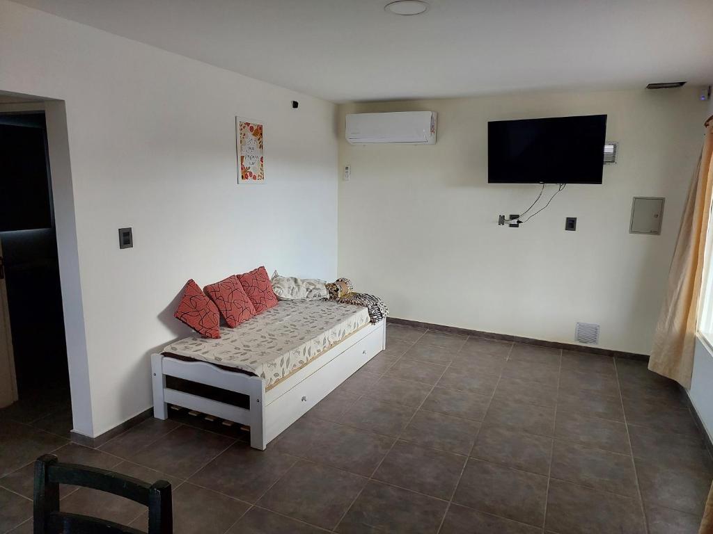 聖拉斐爾的住宿－Complejo Blend，一间配有沙发的房间和墙上的电视