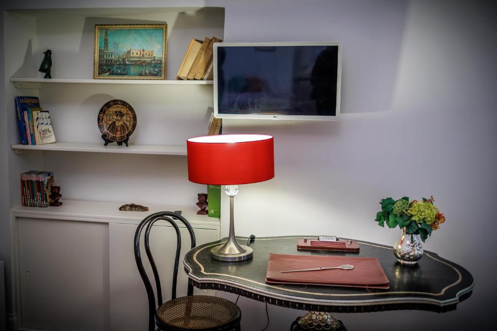 A television and/or entertainment centre at B&B CORSO VITTORIO