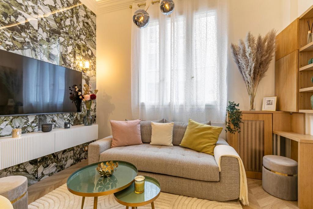Televízia a/alebo spoločenská miestnosť v ubytovaní le studio des Champs elysees