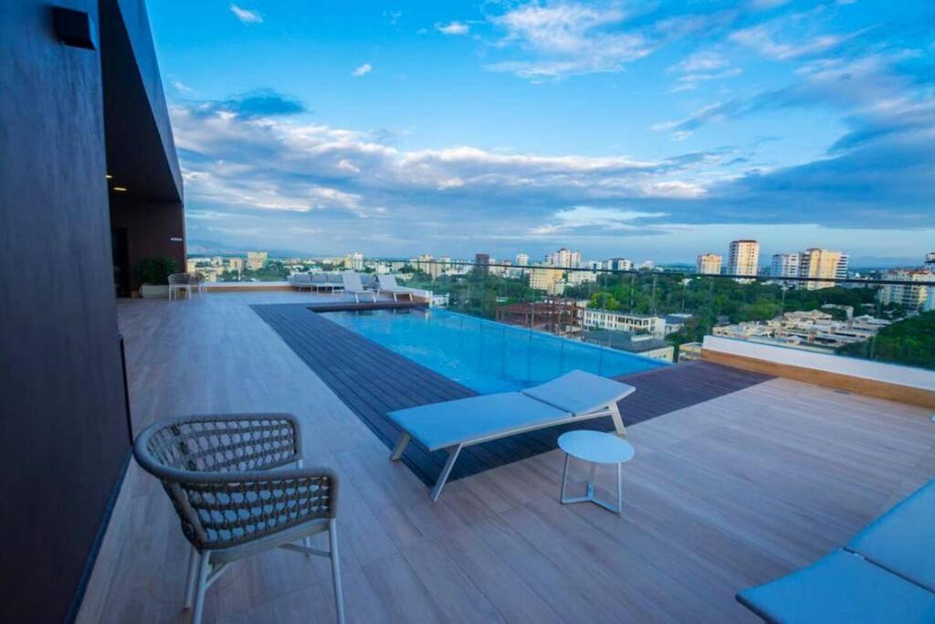 サンティアゴ・デ・ロス・カバリェロスにあるSoha Panorama B13 King Bed High Floor Balcony Viewのバルコニー(プール、テーブル、椅子付)