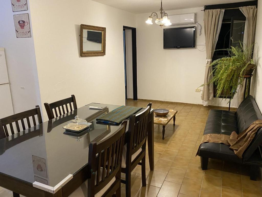 sala de estar con mesa, sillas y sofá en hermoso departamento en pleno centro de córdoba, zonas segur y tranquila en Córdoba