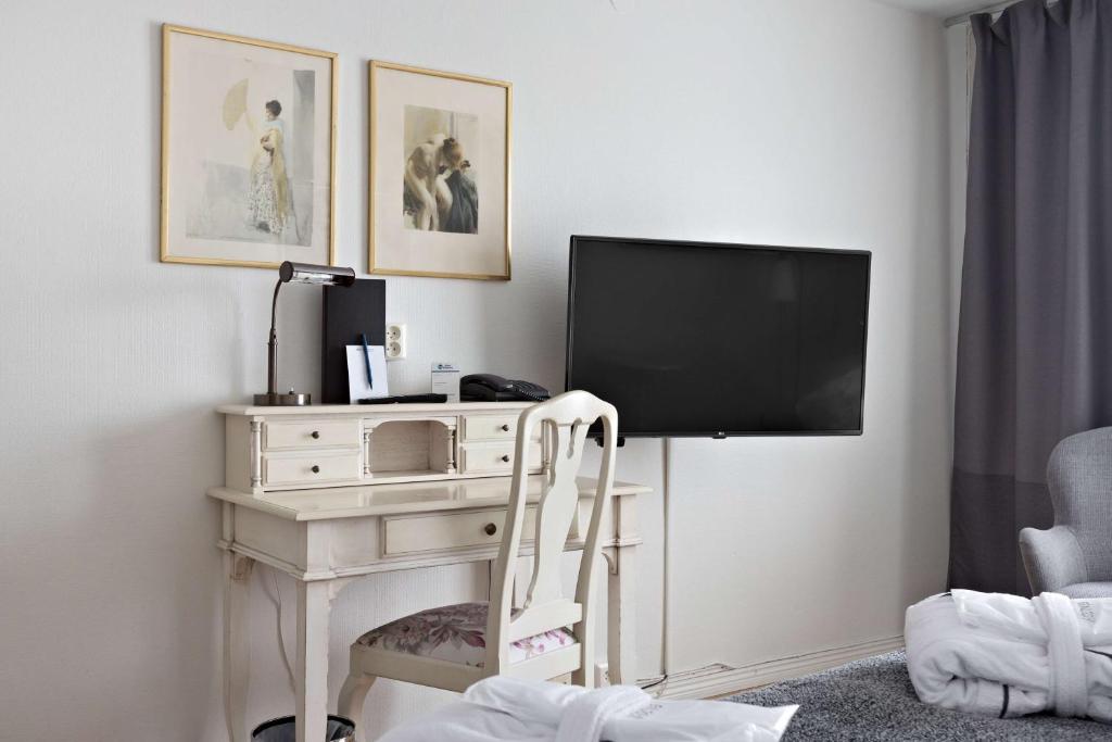 TV a/nebo společenská místnost v ubytování Best Western Gustaf Froding Hotel & Konferens