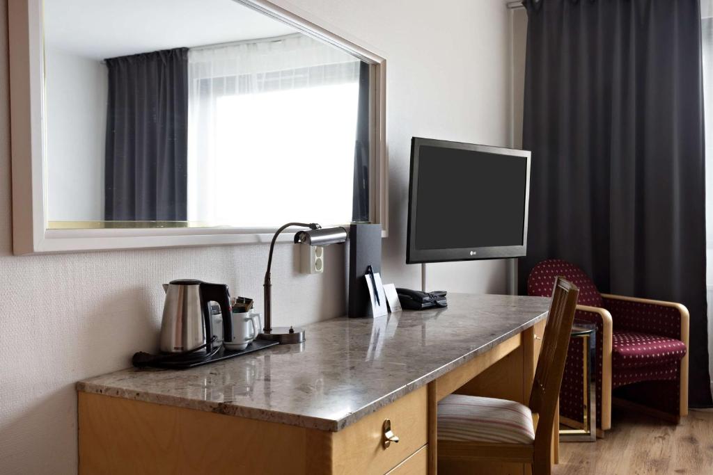 TV a/nebo společenská místnost v ubytování Best Western Gustaf Froding Hotel & Konferens