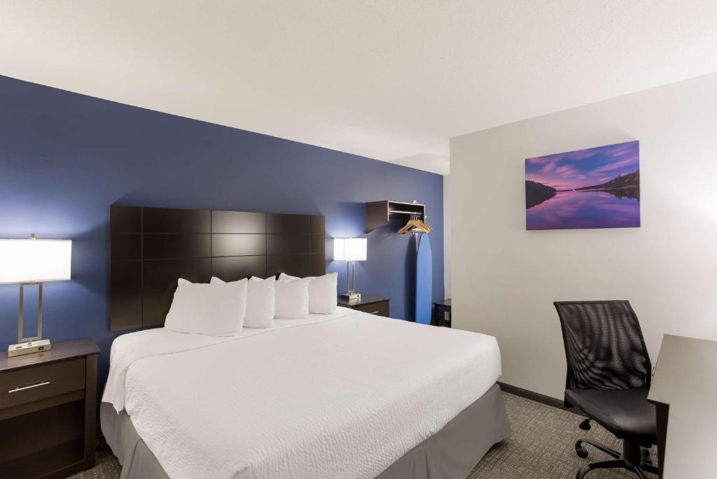 Кровать или кровати в номере SureStay Hotel by Best Western Presque Isle