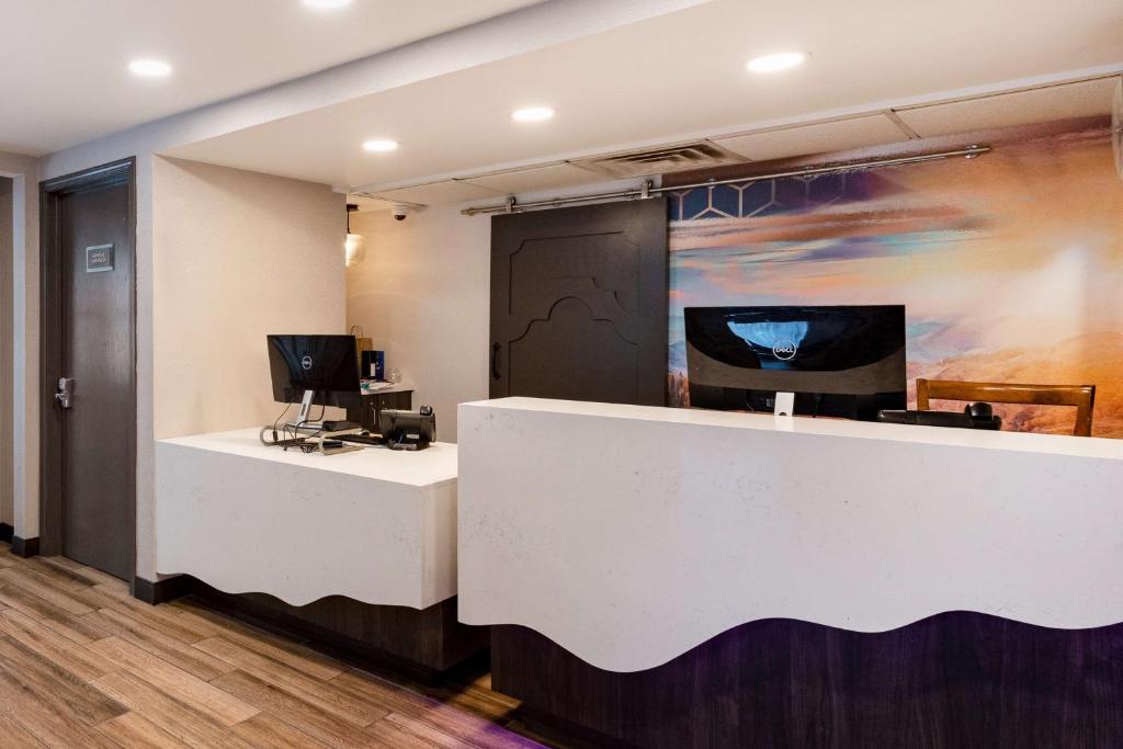 TV a/nebo společenská místnost v ubytování Best Western Fishkill Inn & Suites