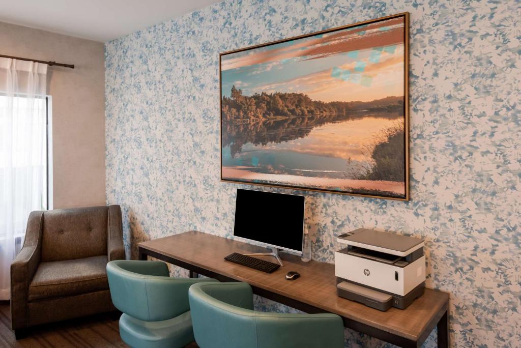 TV a/nebo společenská místnost v ubytování Best Western Fishkill Inn & Suites