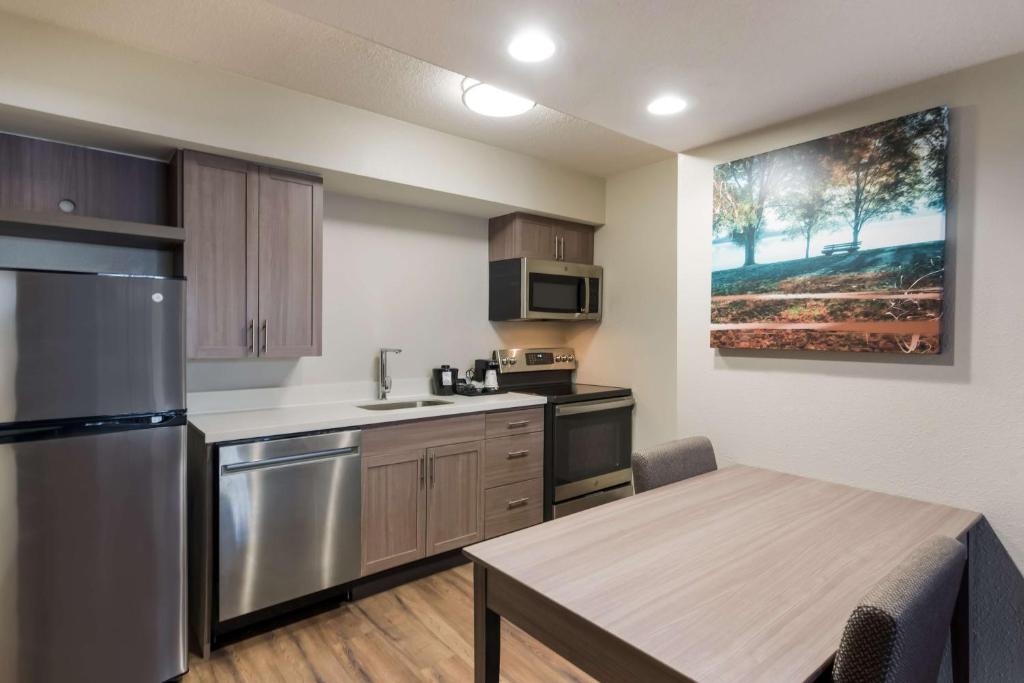 Kuchyň nebo kuchyňský kout v ubytování Best Western Fishkill Inn & Suites